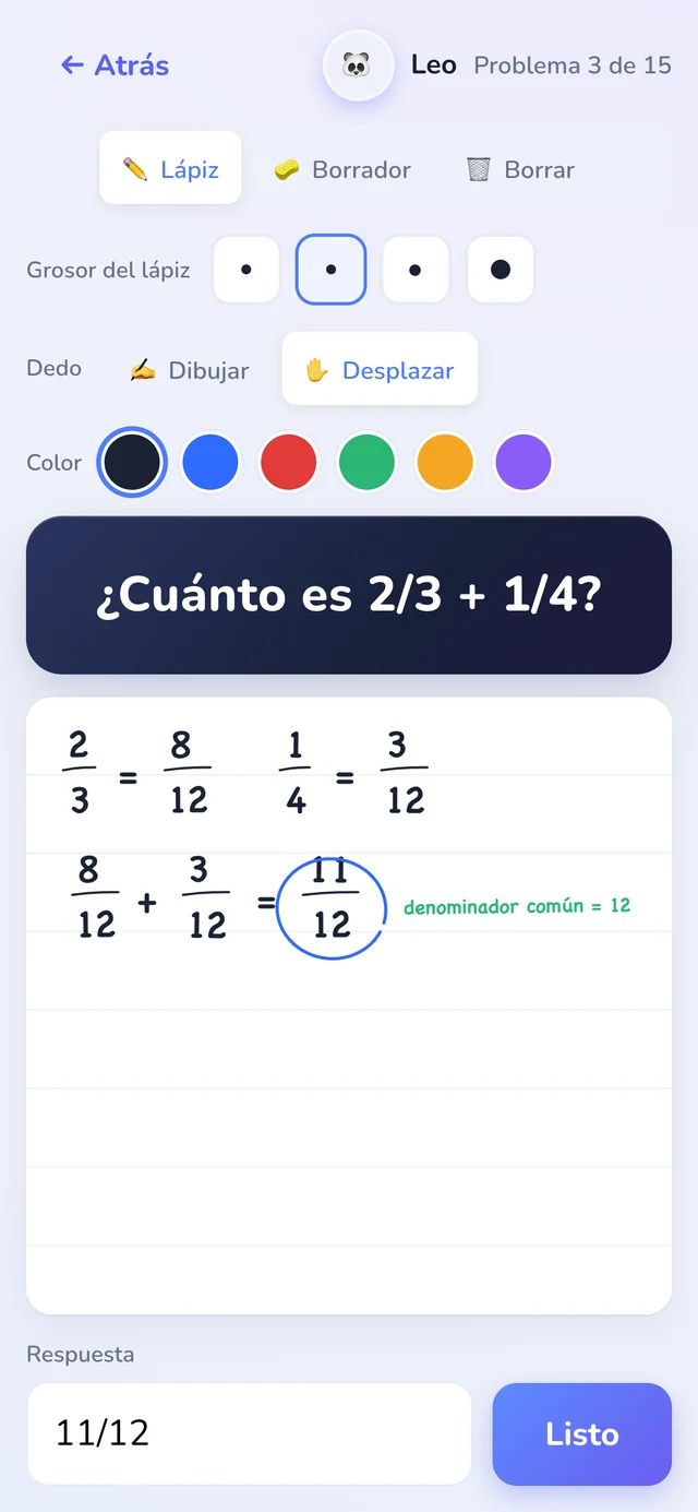 Un niño resolviendo 2/3 + 1/4 a mano en la hoja de cálculos de Numi123, con la respuesta 11/12 escrita debajo.